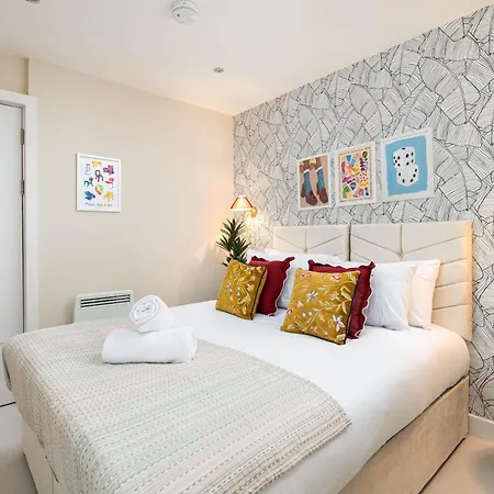 New Stylish 2bed-2bath-by Fabaccommodation *