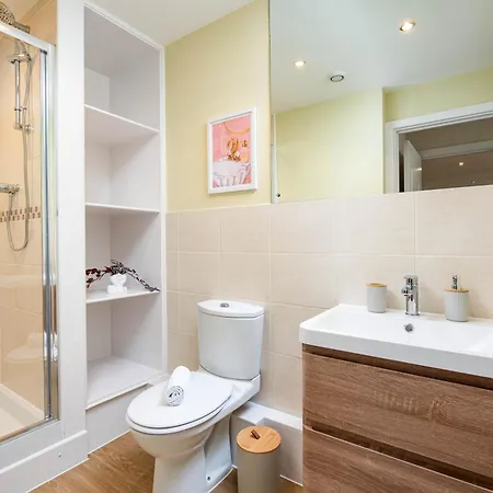 New Stylish 2bed-2bath-by Fabaccommodation Διαμέρισμα