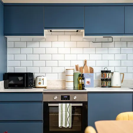 New Stylish 2bed-2bath-by Fabaccommodation *