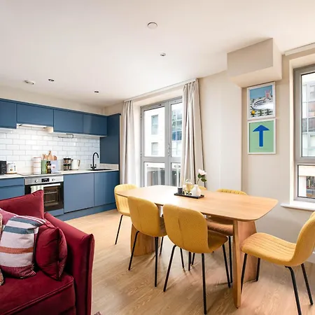 New Stylish 2bed-2bath-by Fabaccommodation Διαμέρισμα